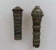 Zwei Keulenköpfe, Indien, wohl 17. Jh., Bronzeguss, Länge: ca. 21 und 16 cm.