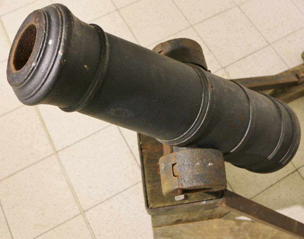 Schwere Schiffskanone oder Festungsgeschütz, 18. Jh.. Kaliber ca. 80 mm. Eisernes, getrepptes, - Image 3 of 6