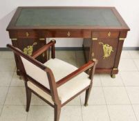 Schreibtisch mit Stuhl, Empire II, Mahagoni mit Bronzeapplikationen, 19. Jh. Korpus auf acht