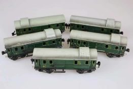 Märklin, 5 x Gepäckwagen 17540, Spur 0, Blech, grün, lithografiert, 4-achsig, aufklappbares Dach,