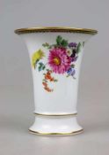 MEISSEN, Vase, Streublumen-Dekor mit Goldrändern, trompetenförmig, 1. Wahl, unterglasurblaue