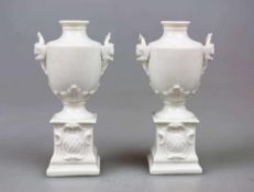 Paar Miniaturvasen, Nymphenburg, geprägte Wappenmarke am Stand, Porzellan weiß, Vasen auf