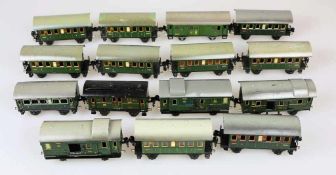 Märklin, Konvolut von 15 Eisenbahn-Wagons Spur 0, Verschiedene Personen und Gepäckwagen, Guter