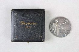 Medaille, Jugendstil, dat. 1908. Front mit Darstellung der jugendlichen Göttin Fortuna mit dem