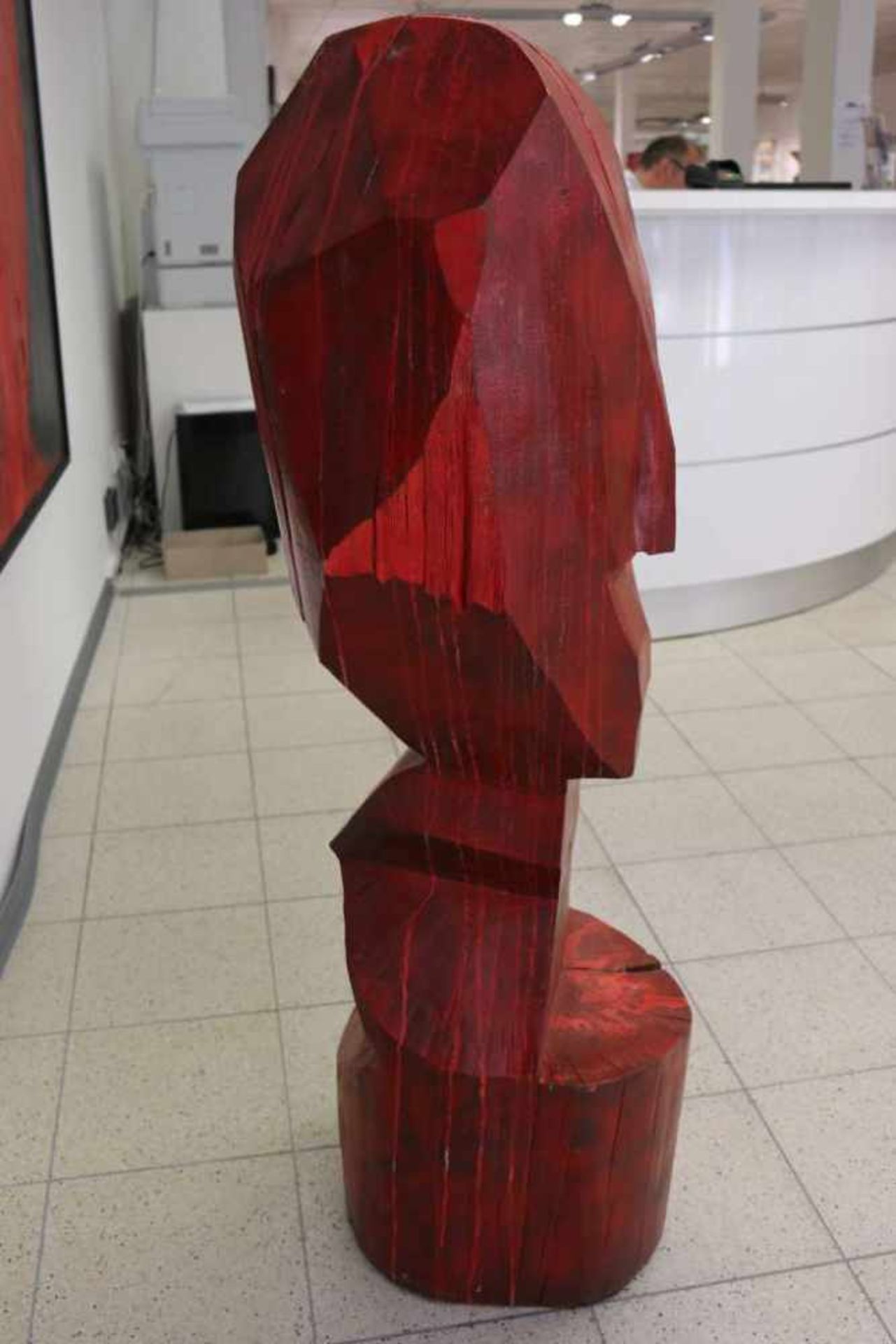 Dalip Miftar KRYEZIU (1964), Skulptur, Holz, rot gefasst, Darstellung eines Kopfes. H. 127 cm. - Bild 3 aus 4