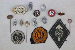 Konvolut Kleinabzeichen, drittes Reich, vorwiegend HJ. Insgesamt 16 Stück, teils Stoff.