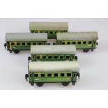 Märklin, 5 x Personenwagen 17310, Spur 0, Blech, grün, lithografiert, 2-achsig, 4 zu öffnende