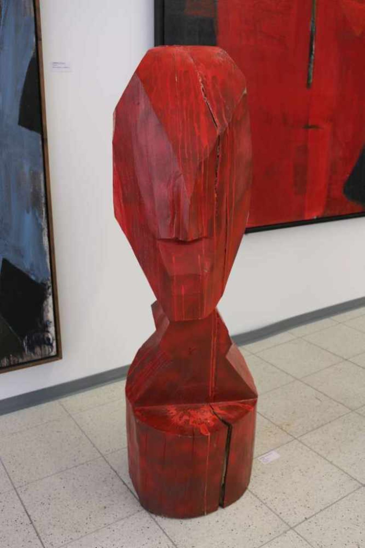 Dalip Miftar KRYEZIU (1964), Skulptur, Holz, rot gefasst, Darstellung eines Kopfes. H. 127 cm. - Bild 2 aus 4