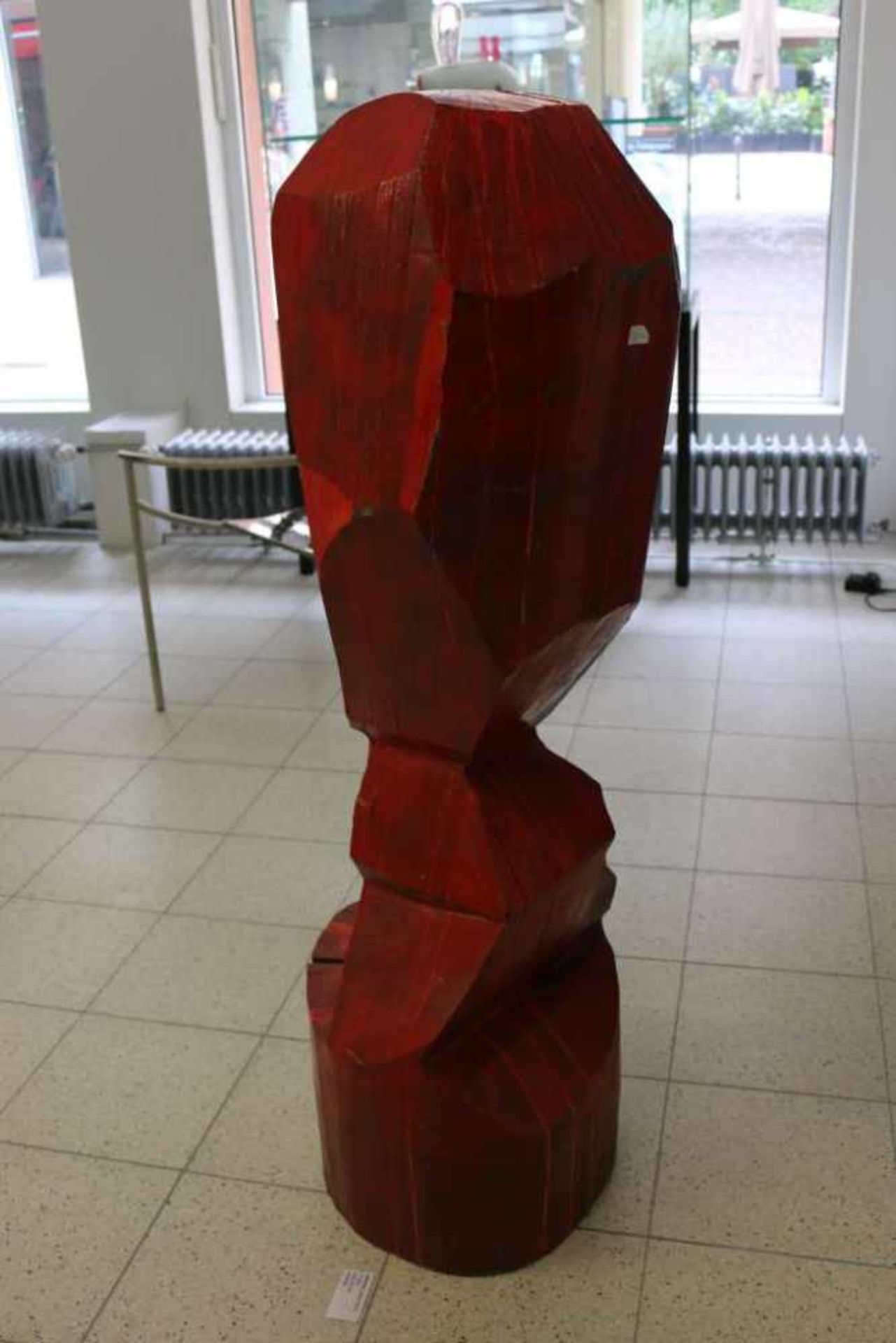 Dalip Miftar KRYEZIU (1964), Skulptur, Holz, rot gefasst, Darstellung eines Kopfes. H. 127 cm. - Bild 4 aus 4