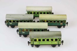 Märklin, 5 x Personenwagen 17310, Spur 0, Blech, grün, lithografiert, 2-achsig, 4 zu öffnende