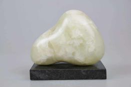 László SZABÓ (1917-1984), vollplastische Skulptur, wohl Naturkristall, evtl. Calcit, amorphe Form,