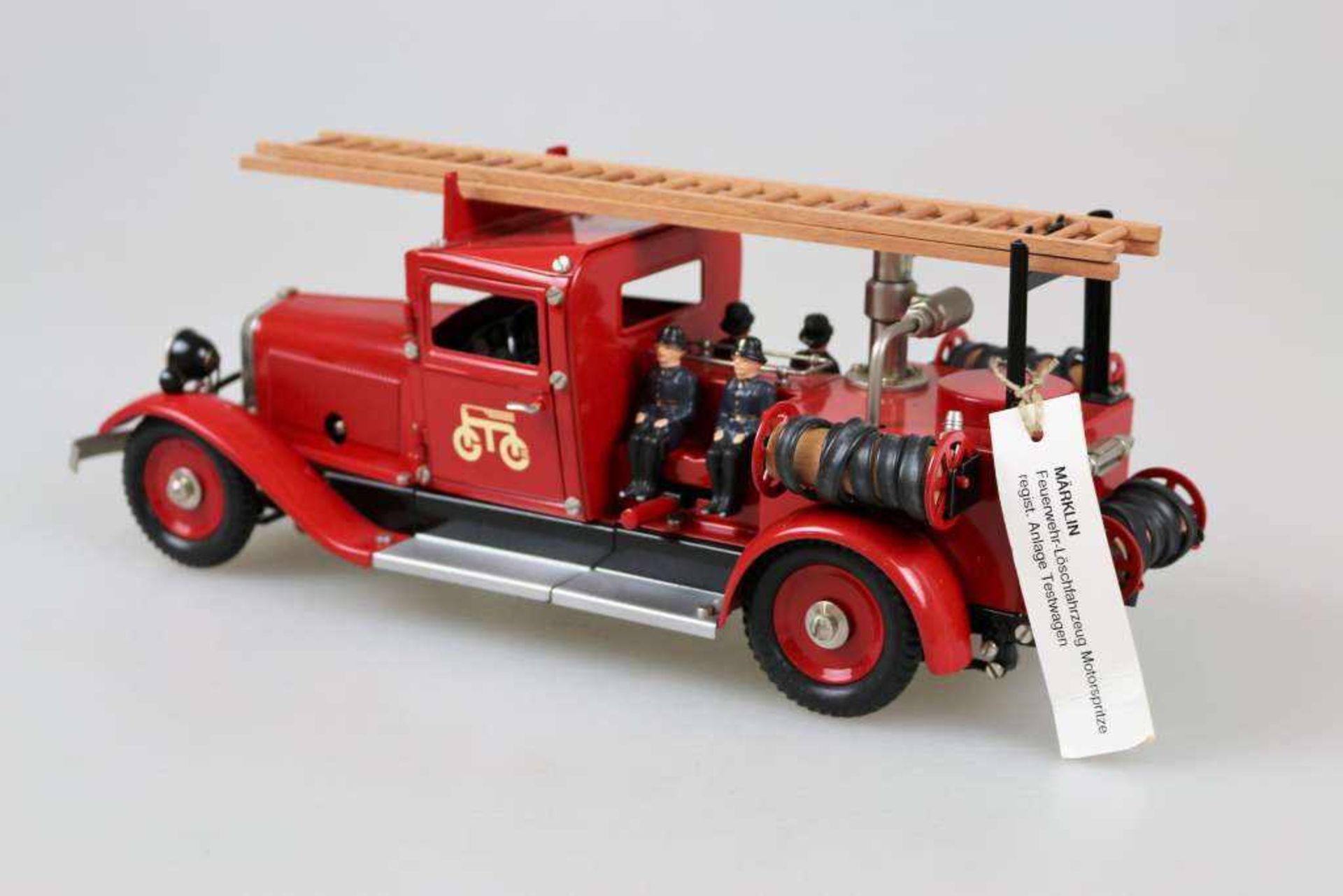 Märklin, Feuerwehrauto-Löschfahrzeug 19034 mit Uhrwerkantrieb, Beleuchtung und Wasserpumpe, rot- - Bild 4 aus 4