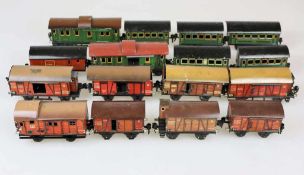 Märklin, Konvolut von 16 Eisenbahn-Wagons Spur 0, Verschiedene Personen und Gepäckwagen, Alters- und