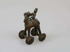 Indien, hohle Bronzeskulptur, Reiter auf Fabeltier mit vier Rädern und ziseliertem Dekor, evt.