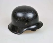 Wehrmacht Stahlhelm M 42, spätere Nutzung bei der Feuerwehr, schwarz lackiert mit Feuerwehr-