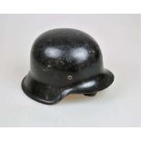 Wehrmacht Stahlhelm M 42, spätere Nutzung bei der Feuerwehr, schwarz lackiert mit Feuerwehr-