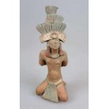 MEXIKO, kniender Krieger, wohl Maya-Kultur, vermutlich nach 1200, rötlicher Ton, H: 26,5 cm. Figur