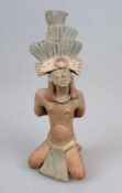 MEXIKO, kniender Krieger, wohl Maya-Kultur, vermutlich nach 1200, rötlicher Ton, H: 26,5 cm. Figur