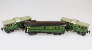 Märklin, 2 x Gepäckwagen 18890 sowie 1 x Gepäckwagen 18440, Spur 0, Blech, grün, lithografiert, 4-