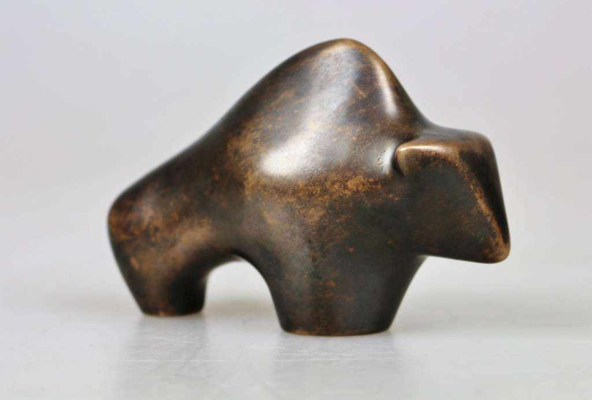 Bronzeskulptur Deus, Bulle. Stempel Gießerei Kunstguss Eschenburg Lahn-Dill GmbH, H: 8 cm.