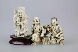 JAPAN PAAR OKIMONO, wohl Elfenbein, paar kniende, bäuerlich gekleidete Männer und eine Gottheit (?).