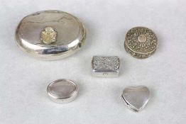 Konvolut von vier Dosen, Silber, gesamt 74 g. Große Tabakdose Mappin & Webb Ltd. mit Wappenschild