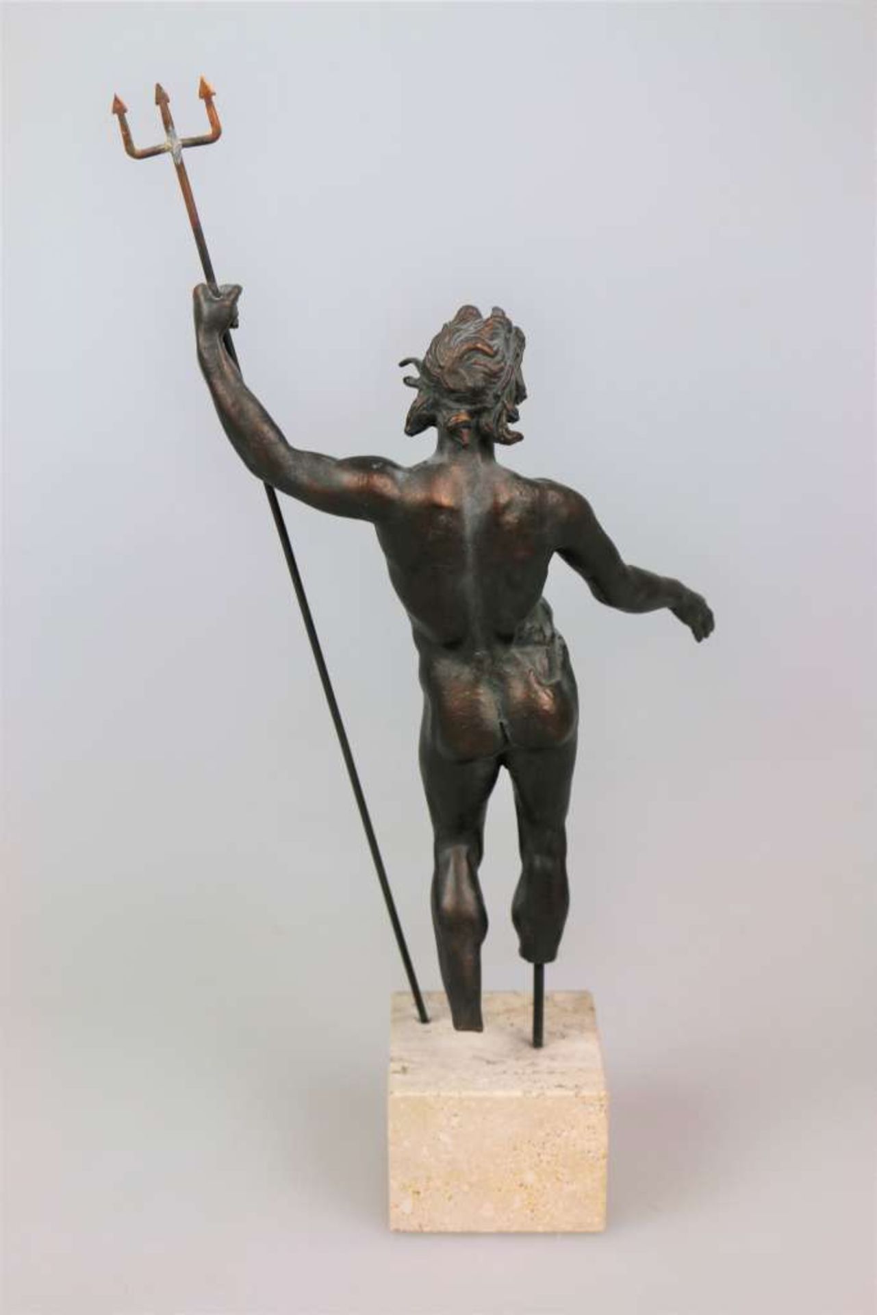 Poseidon, Replikat, 20. Jh. Hoch aufgerichtet in stolzer, kraftvoller und zugleich lockerer - Bild 2 aus 2