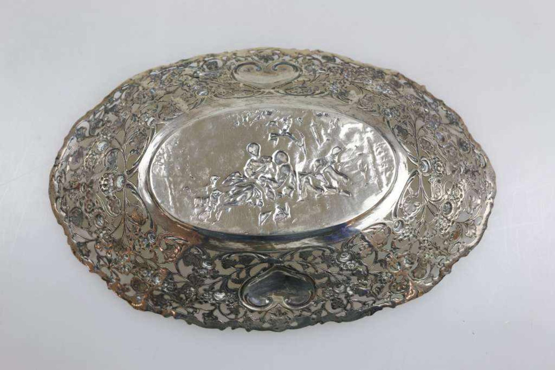 Ovale Schale, 800er Silber, 20. Jh., durchbrochner Fahne mit floralem Dekor und zwei herzförmigen - Image 2 of 3