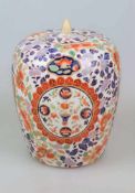 Vase, Imari, Japan, 20. Jh., am Stand rote Sechsermarke. H. 26 cm (mit Deckelknauf)