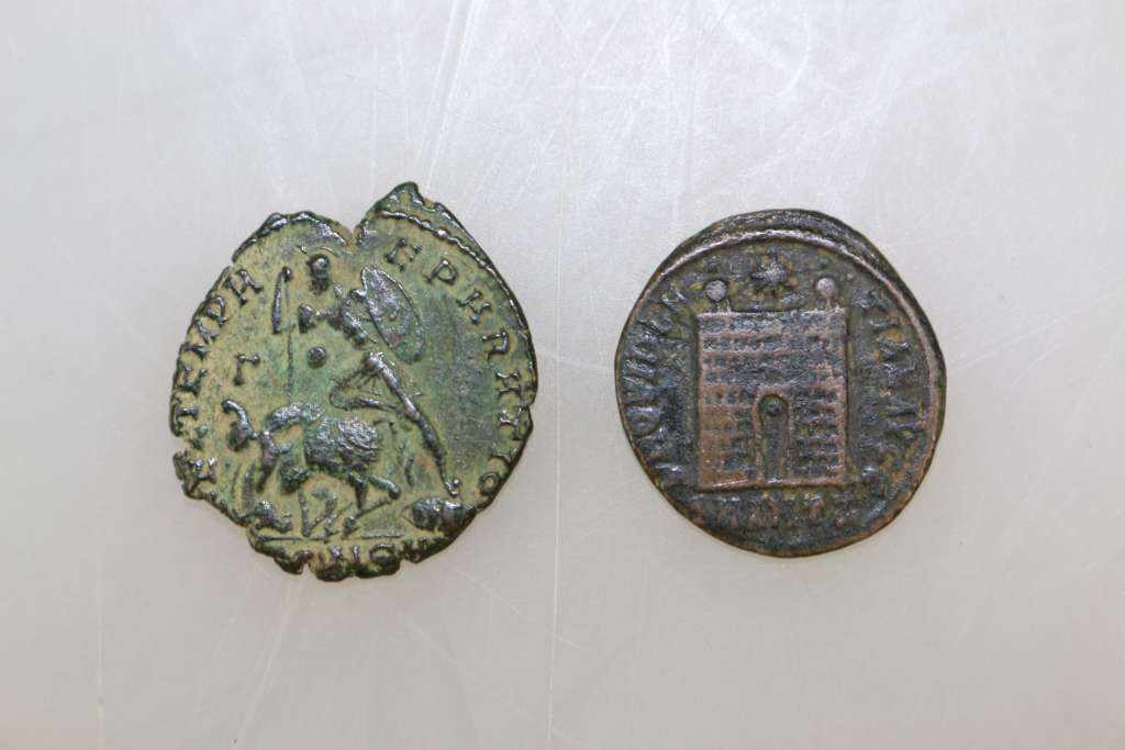 2 römische Münzen, ca. 300 - 400 n. Chr., Konstantin der Große und Konstantin II., starke - Image 2 of 2