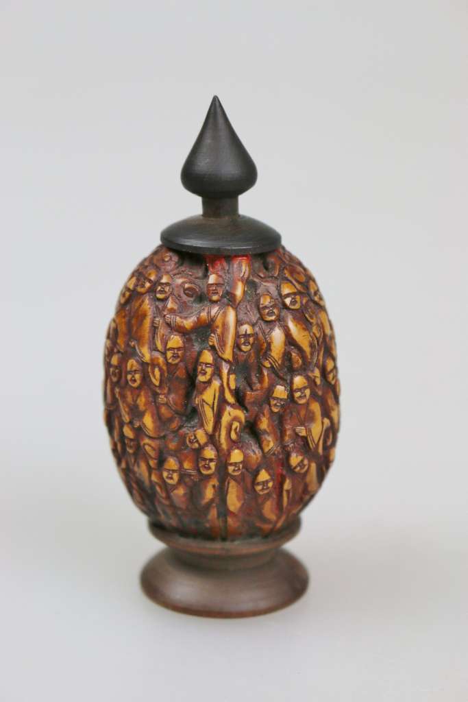China, Snuff Bottle, Korpus große Walnuss, runder Sockel, Nuss umlaufend beschnitzt mit Figuren, - Image 2 of 3