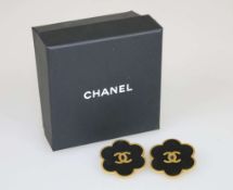 CHANEL, edle Vintage Ohrclips, Sechspass-Form in Schwarz mit Goldrand und goldfarbigem CC Logo,