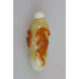 China, Snuff Bottle, Achat Cameo, liegender Korpus aus hellem Achat, Reliefdekor mit