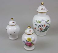 MEISSEN, Konvolut von 3 Deckelvasen div. Dekore: Blumebukett, 14 cm; indische Malerei, 14 cm;