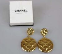 CHANEL, edle Vintage Ohrclips, rautierte Oberfläche in Gold, Ohrclip mit hängendem Rundschild, verso