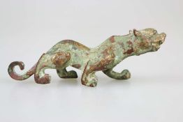 China, schleichender Tiger, Hohlguss, Metall, div. Farbreste. L. 16,8 cm.