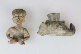 Zwei kleine präkolumbianische Tonfiguren, Südamerika. Eine sitzende Figur mit Kopf- und