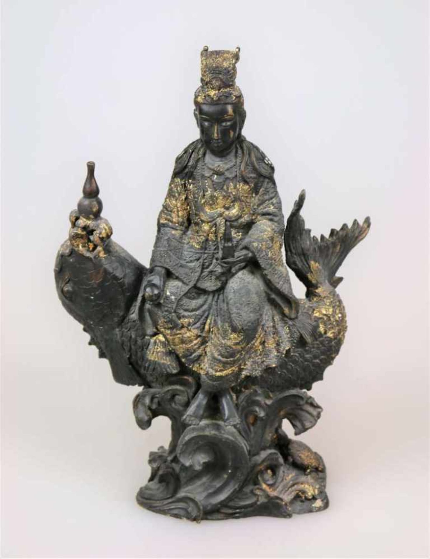 Kuan Yin Statue, China, 20. Jh., Bronze patiniert, partiell mit Goldbronze überfangen. Gottheit