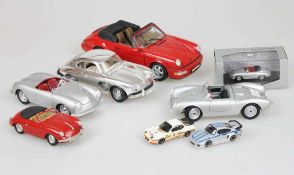 Sechs Porsche Modellautos, versch. Hersteller: Maisto Porsche 550 A Spyder, 1:18; Anson Porsche