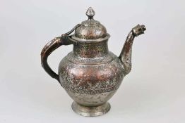 Afghanistan, große Teekanne, Anfang 19. Jh., Kupfer verzinnt, reich verziert mit Blumenmotiven und