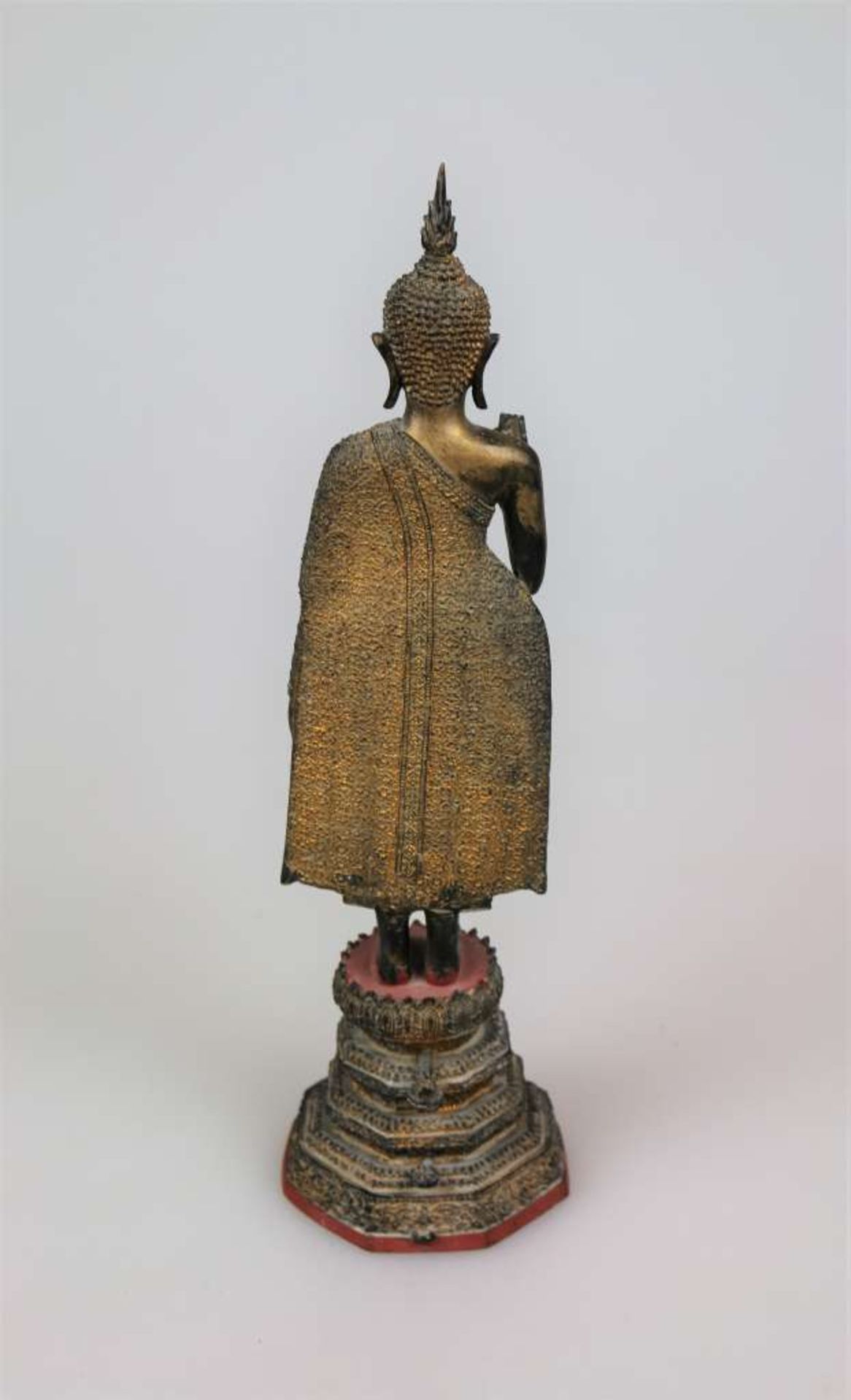 Stehender Buddha, Thailand, Bangkok, 20. Jh., Metallguss, gefüllt, mehrfach getreppte Sockelung, mit - Image 2 of 2