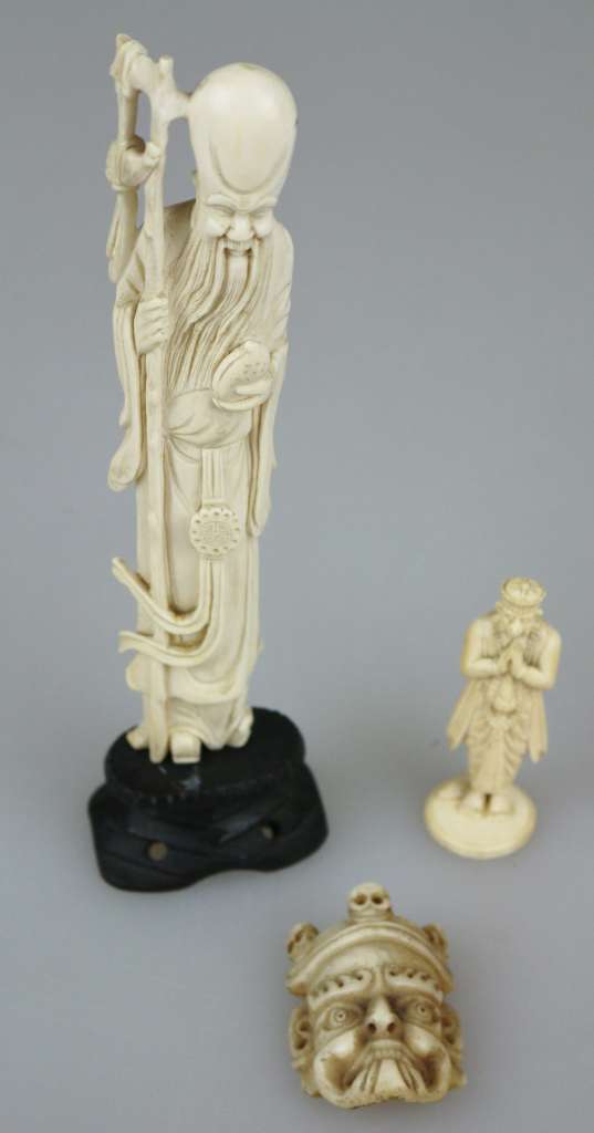 Drei Teile Asiatika, Bein: Miniatur Mahakala-Maske, Tibet; Figur Affengott, Indien und stehender