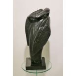 Shona-Skulptur, Simbabwe, 20. Jh., schlafender Vogel auf schwarzem Steinsockel, schwarzer