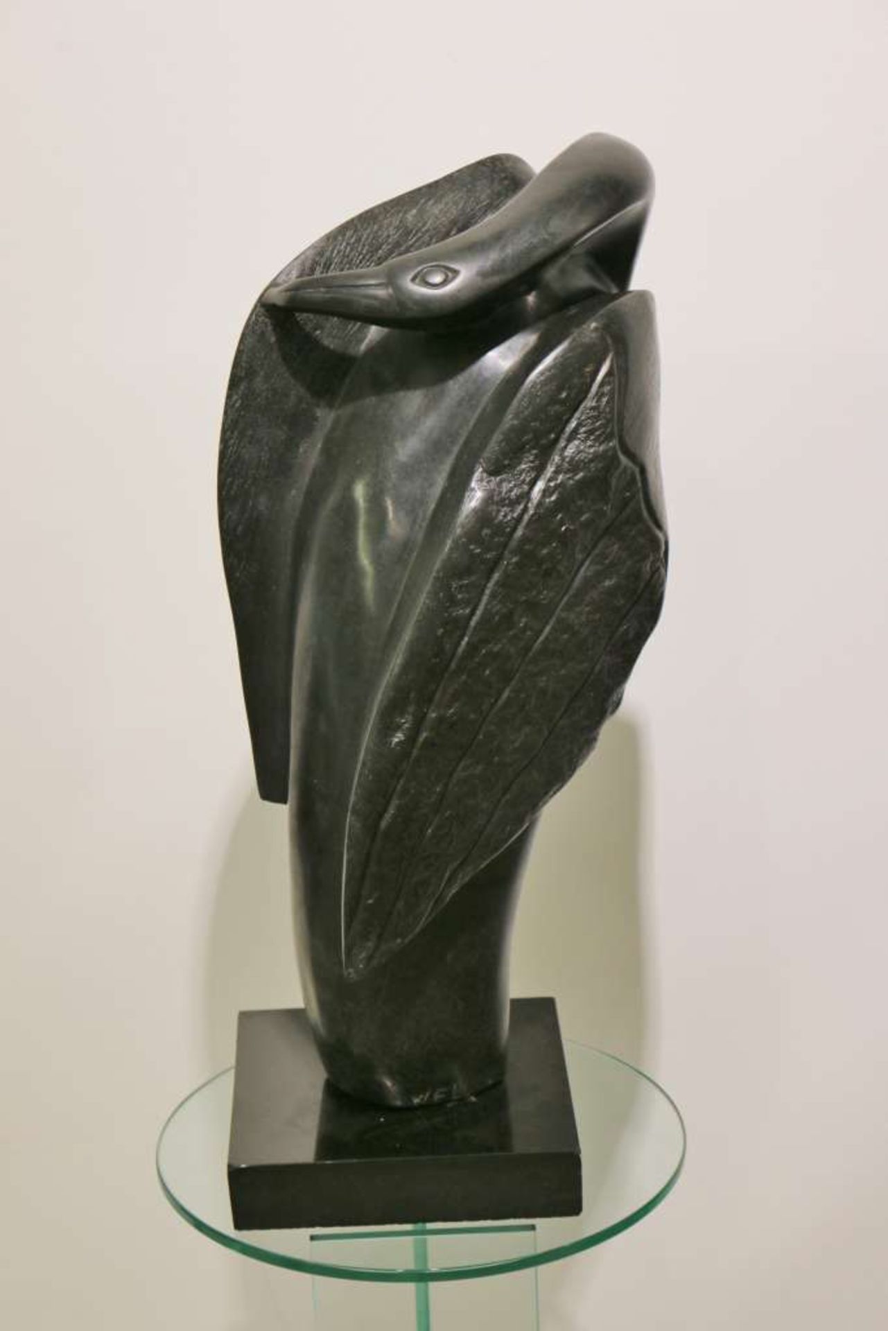 Shona-Skulptur, Simbabwe, 20. Jh., schlafender Vogel auf schwarzem Steinsockel, schwarzer