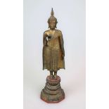 Stehender Buddha, Thailand, Bangkok, 20. Jh., Metallguss, gefüllt, mehrfach getreppte Sockelung, mit