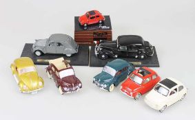 Konvolut acht Modellautos : Maisto Citroen 2CV (1952), 1:18; Maisto Citroen 15 CV, 6 Cyl (1952);