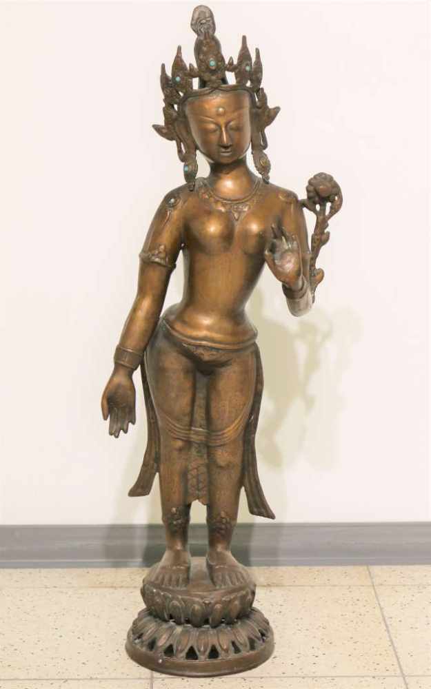 Stehende Tara, Vitarka Mudra Indien, 20. Jh., Kupfer. In Tribhanga stehende weibliche Gottheit auf