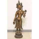 Stehende Tara, Vitarka Mudra Indien, 20. Jh., Kupfer. In Tribhanga stehende weibliche Gottheit auf