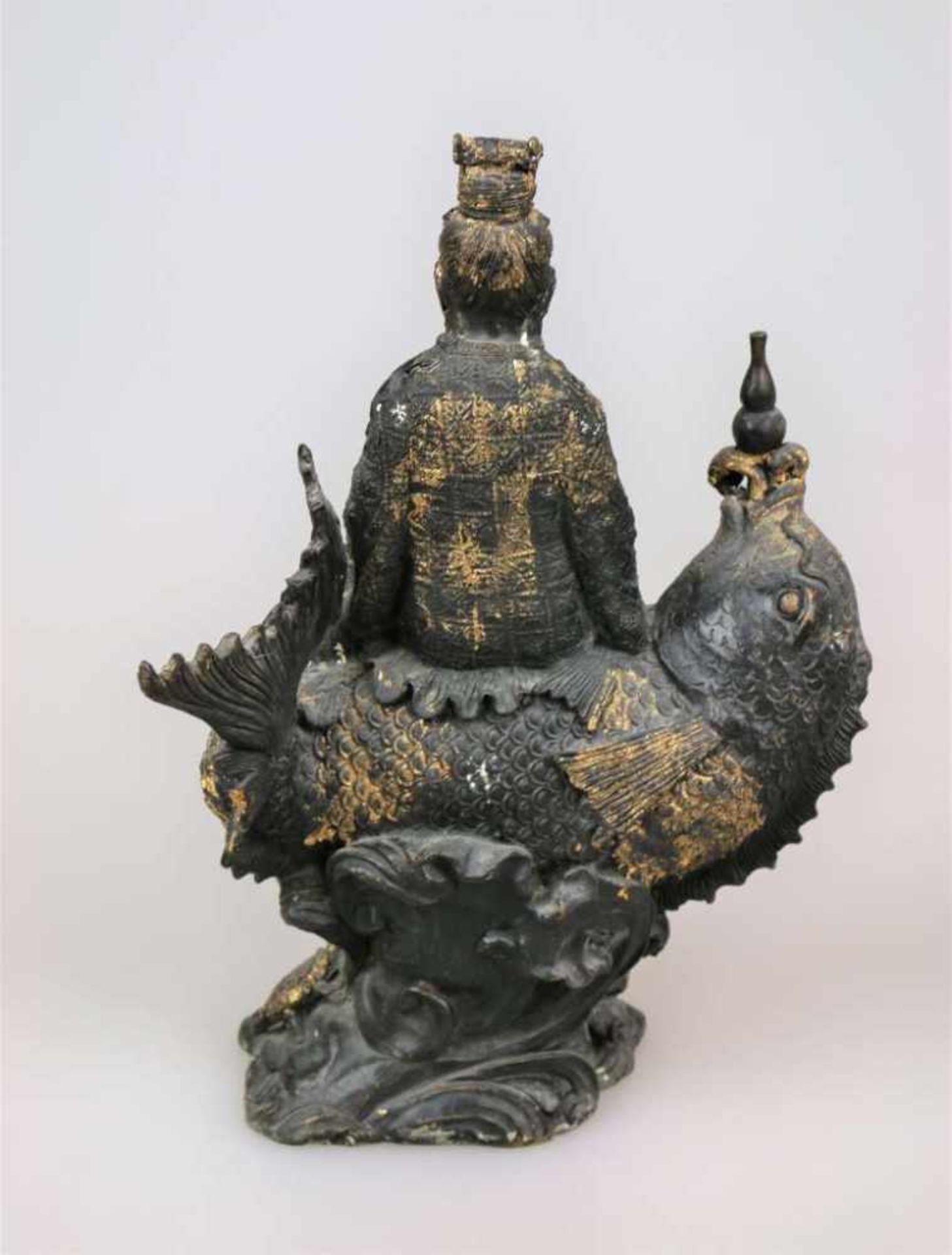 Kuan Yin Statue, China, 20. Jh., Bronze patiniert, partiell mit Goldbronze überfangen. Gottheit - Image 2 of 2