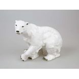 ROYAL DUX, sitzender Eisbär, Böhmen, 1. Hälfte 20. Jh., Porzellan weiß glasiert und partielle